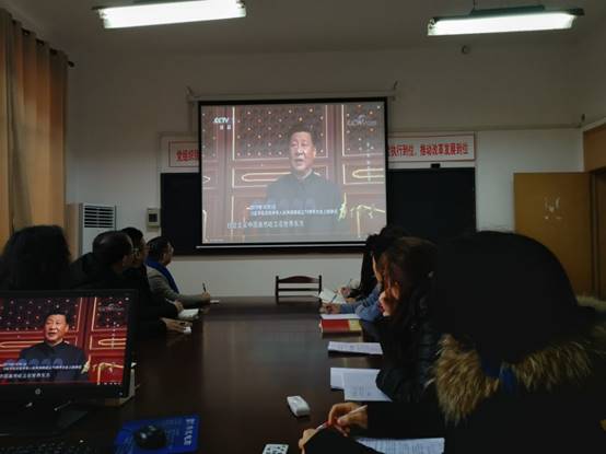 说明: I:\saving\2020年11月至2021年2月\关于组织学习\关于组织观看《为了和平》20201221\沙巴体育组织全体教职工观看纪录片《为了和平》\沙巴体育教工第一党支部《为了和平》观看学习开展情况\教工第一党支部组织观看照片集\支部集体观看 1.jpg